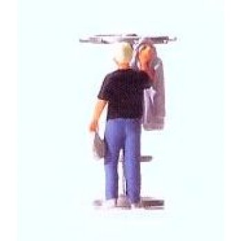 Mann, Jacke aufhängend