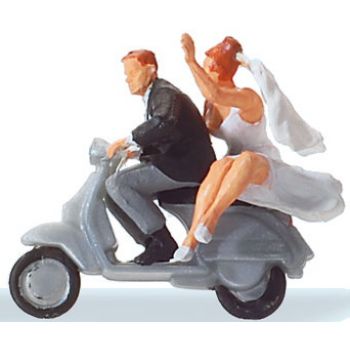 Brautpaar auf Vespa-Roller