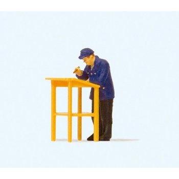 Eisenbahner am Stehpult