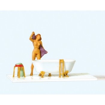 Frau an der Badewanne