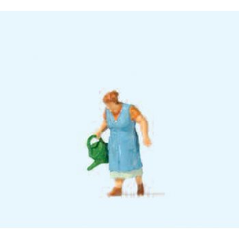 Oma beim Blumengießen