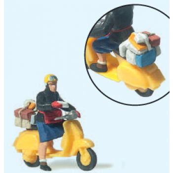 Postbotin auf Motorroller