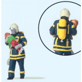 Feuerwehrmann, Kind rettend. Blaue Uniform