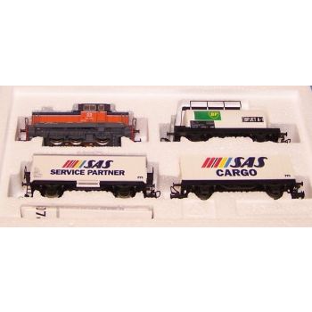 SAS Zugpackung Schweden, Inhalt: 1 Diesellok Typ DHG 700C der SJ, Betr.Nr. V5 175, 1 Kesselwagen (4440) BP - BPJET A-1, 1 Containerwagen (4481) SAS