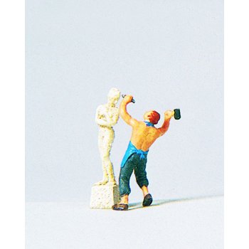 Bildhauer mit Skulptur