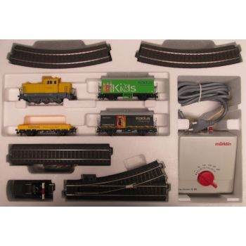 Güterzug-Startpackung KADUS mit C-Gleis, Inhalt: Diesellok KADUS Delta-Elektronik, 1 Niederbordwagen KADUS gelb, 1 Kühlwagen KADUS grün, 1 Kühlwagen