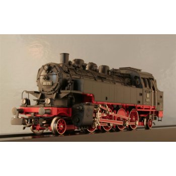 Tenderdampflokomotive BR 86 der DB, schwarz, mit Lampenbügel, einfacher Kreuzkopf, Gestängeteil aus Draht, alle Achsen mit kleiner Schwungmasse,