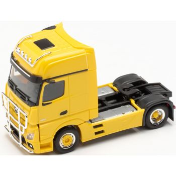 Mercedes-Benz Actros Gigaspace Zugmaschine mit Lampenbügel und Rammschutz, verkehrsgelb