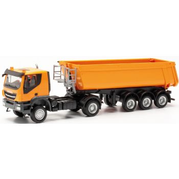 Iveco Trakker mit Schmitz Cargobull Kipp-Sattelmulde, kommunalorange