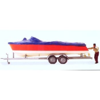 Motorboot beim Verladen auf Anhänger