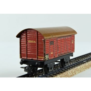 Gedeckter Güterwagen, Blechaufbau, kleine schwarze Bügelkupplung, schwarze Puffer, schwarze Stirnseitenaufschrift,