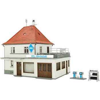Wohnhaus mit Werkstatt, Bausatz, Maße: L 16,2 x B 12,5 x H 14,5 cm, Zaun: L 192 x H 1,4 cm