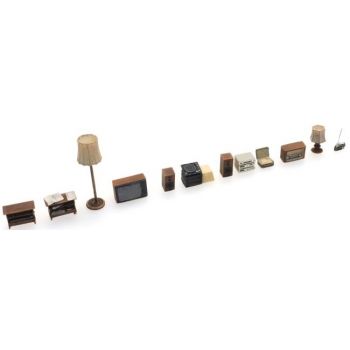 Wohnzimmerausstattung: Lampen, Fernseher, Radio