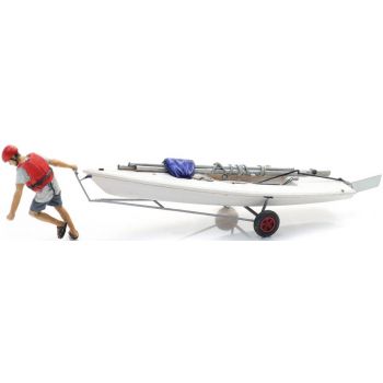 Segelboot Laser auf Anhänger mit Figur