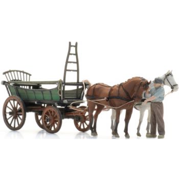 Pferdegespann mit Nordeuropäischem Heuwagen und Bauer