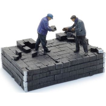 Brikettstapel im Depot, angebrochen, Fertigmodell