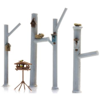 Nistkästen und Vogelhäuschen