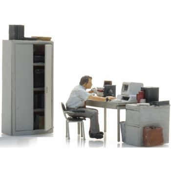 Büroeinrichtung mit Figur