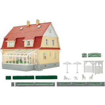 Wohnhaus mit Wintergarten, Bausatz, Maße: L 12,0 x B 11,8 x H 14,5 cm, Zaun: L 192 x H 1,4 cm
