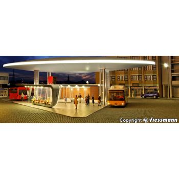 Hauptgebäude Busbahnhof Halle mit einer Haltestation inkl. LED Beleuchtung, Funktionsbausatz