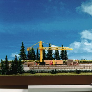 Kran mit Schwellenstapel