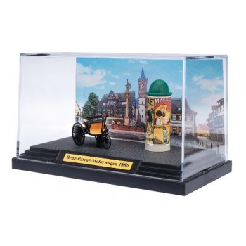 Benz Patent-Motorwagen, Baujahr 1886, in Dekovitrine