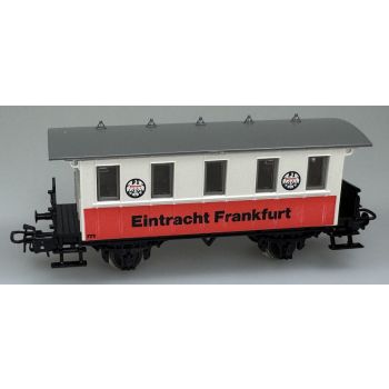 Eintracht Frankfurt, zwischen den Fenstern zwei Eintracht Frankfurt Vereinsembleme, Personenwagen rot/weiß