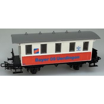 Bayer 05 Uerdingen, zwischen den Fenstern zwei FC Bayer 05 Uerdingen Vereinsembleme, Personenwagen rot/weiß