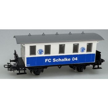 FC Schalke 04, zwischen den Fenstern zwei Schalke S04 Vereinsembleme, Personenwagen blau/weiß