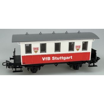 VfB Stuttgart, zwischen den Fenstern zwei VfB Stuttgart Vereinswappen, Personenwagen rot/weiß