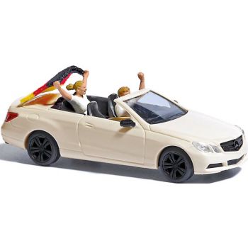 Mercedes-Benz E-Klasse Cabriolet, Fußball Fieber 2024, mit Fahrer, Fahnenträgerin und einem Kasten Bier auf dem Beifahrersitz