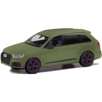 Audi Q7 mit getönten Scheiben, olivgrün