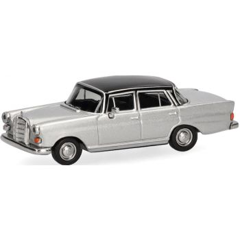 Mercedes-Benz 200 Heckflosse (W 111), silbermetallic mit schwarzem Dach
