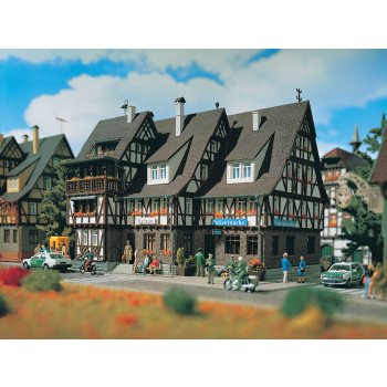 Rathaus mit Polizeiwache und Gefängnis