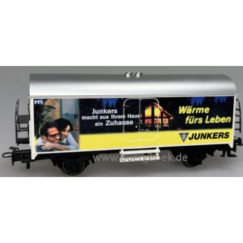 JUNKERS Wärme für Leben Junkers macht aus Ihrem Haus ein Zuhause, bunte Abbildung eines Paares und eines Einfamilienhauses bei Nacht mit Märklinsignet