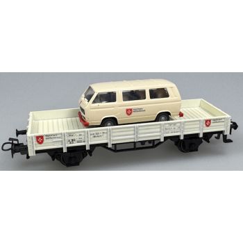 Malteser Hilfsdienst, weißer Niederbordwagen mit 2 Malteserwappen, beladen mit Roco VW T3 Krankenwagen Malteser Hilfsdienst