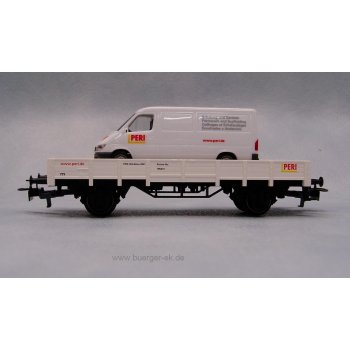 PERI, weißer Niederbordwagen beladen mit Mercedes-Benz Sprinter PERI (Herpa-Modell)