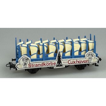 Rungenwagen Strandkörbe aus Cuxhaven - Jan Cux Cuxi, beladen mit 18 blau/hellbeigen Strandkörben