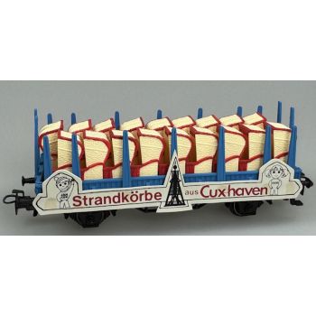 Rungenwagen Strandkörbe aus Cuxhaven - Jan Cux Cuxi, beladen mit 18 rot/hellbeigen Strandkörben