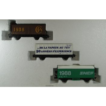 SNCF Wagen-Set, Inhalt 3 Güterwagen: 1) Gedeckter Güterwagen mit Bremserhaus (4680) SNCF 1938, braun, 2) Gedeckter Güterwagen (4415) SNCF 1988, grün,