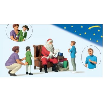 Weihnachtsmann in Sessel, Mutter mit Kindern
