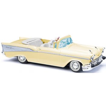 Chevrolet Bel Air 57 Cabrio offen mit Fahrer und Hund, Baujahr 1957