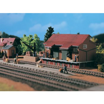 Güterschuppen mit Verladerampe