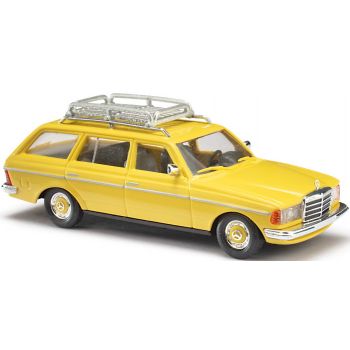 Mercedes-Benz W123 T-Modell mit großem Dachgepäckträger, gelb, Baujahr 1977