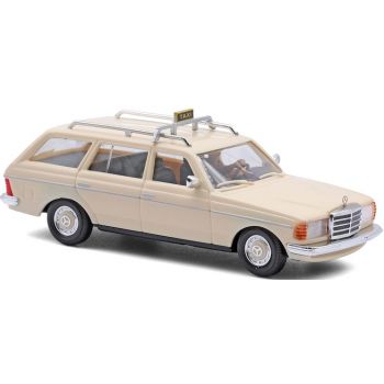 Mercedes-Benz W123 T-Modell, Taxi Deutschland mit Fahrerfigur, Baujahr 1977
