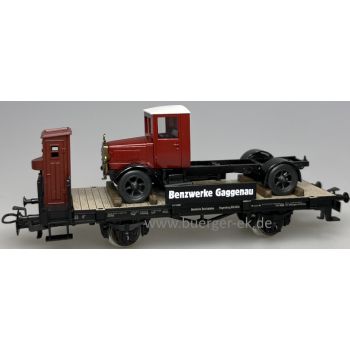 Flachwagen mit Bremserhaus, Benzwerke Gaggenau, beladen mit weinrotem Oldtimer-LKW