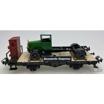 Flachwagen mit Bremserhaus, Benzwerke Gaggenau, beladen mit grünem Oldtimer-LKW