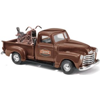 Chevrolet Pick-Up beladen mit Oldtimer Motorrad, Baujahr 1950