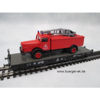 Schwerlastflachwagen beladen mit Feuerwehr Bergekran