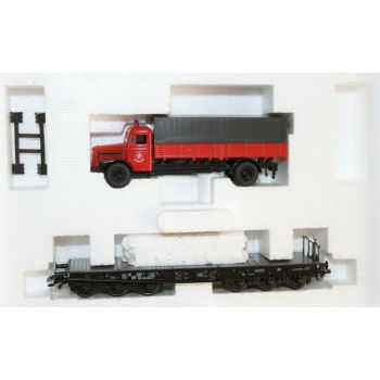 Schwerlast-Flachwagen Modell Ssym 46  beladen mit Feuerwehr Gerätewagen MAN F8, DB, 6-achsig